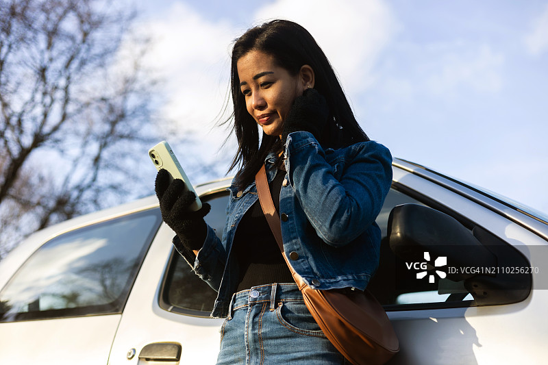 在英国布里斯托公园旅行的菲律宾女子图片素材