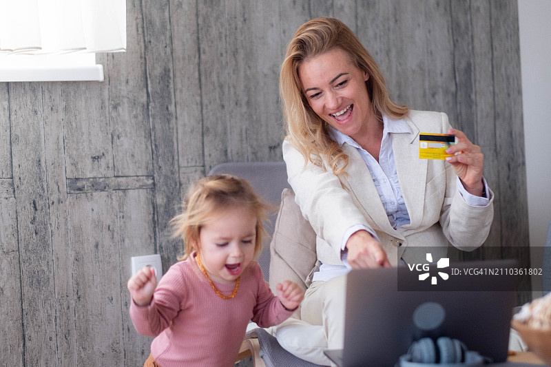 和女儿一起看笔记本电脑的女人图片素材