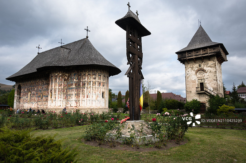 胡莫尔修道院的阴郁气氛，罗马尼亚布科维纳的彩绘修道院图片素材