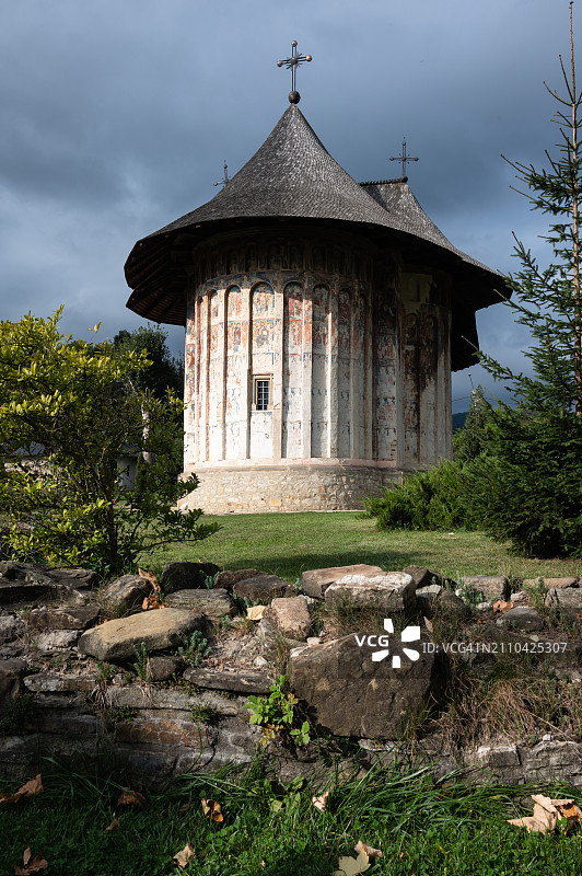 胡莫修道院上空的乌云：罗马尼亚布科维纳的彩绘修道院图片素材