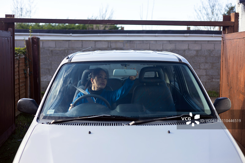 在英国布里斯托尔住宅车道上准备购物的年轻东南亚菲律宾女性图片素材