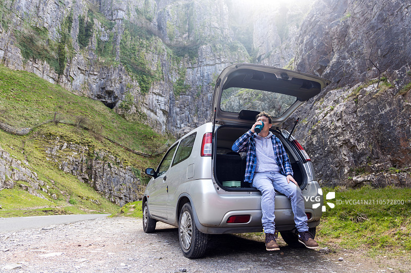 年轻男子自驾游英国萨默塞特郡切达峡谷图片素材