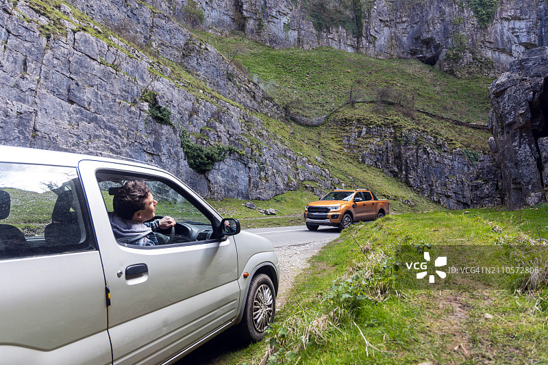 年轻男子自驾游英国萨默塞特郡切达峡谷图片素材