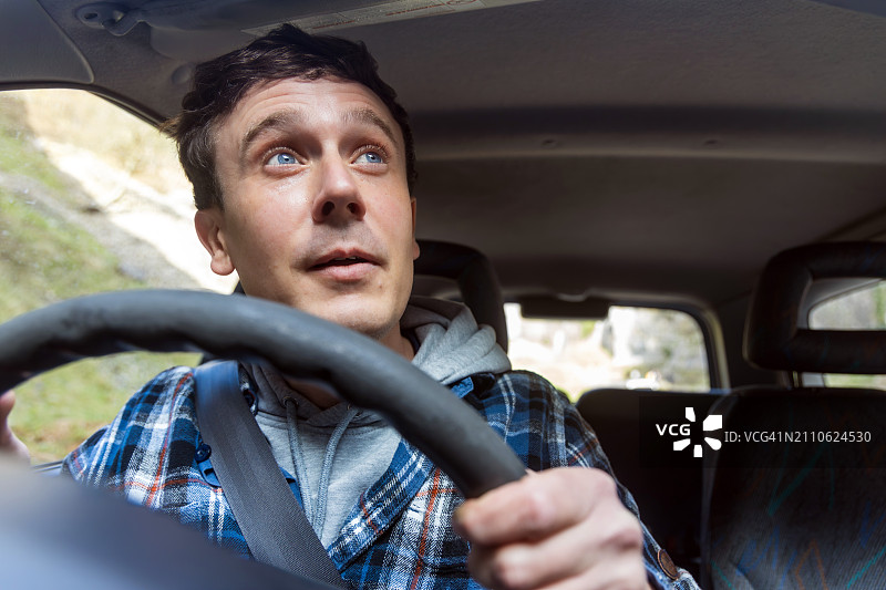 年轻男子自驾游英国萨默塞特郡切达峡谷图片素材