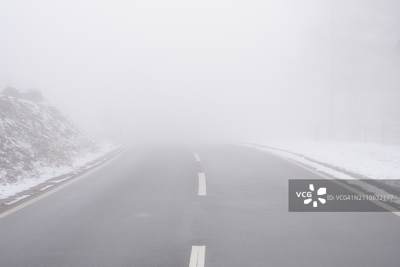 通往未知（消失在雾中的乡村公路）图片素材