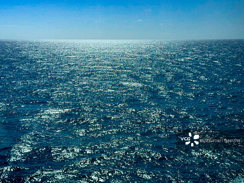 阳光照射在海面上图片素材