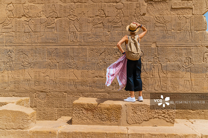 女子在阿斯旺埃及菲莱神庙（又名伊希斯神庙）散步图片素材