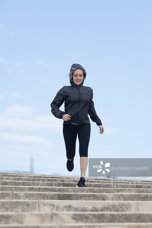 中年妇女在巴塞罗那的楼梯上跑步图片素材
