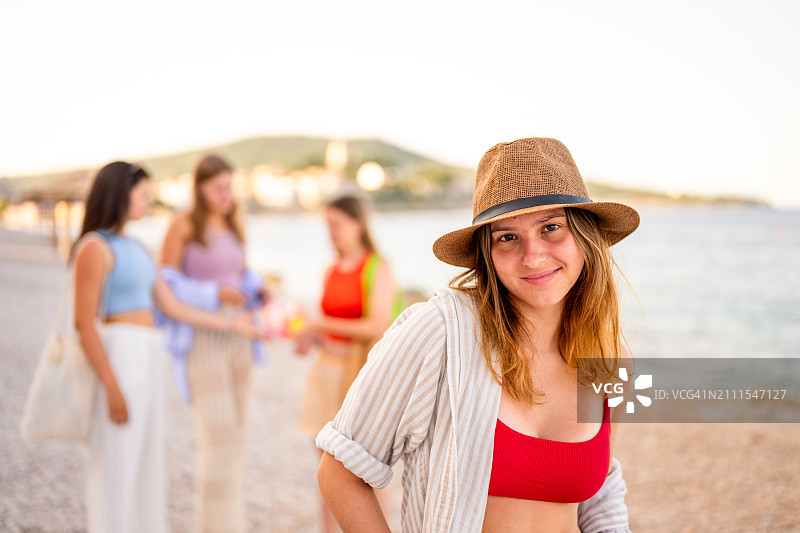 与朋友在海滩上的女孩肖像图片素材