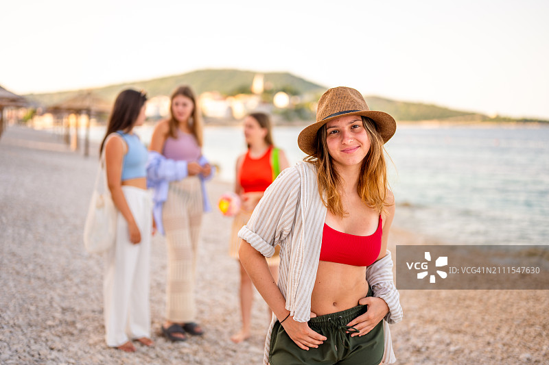 与朋友在海滩上的女孩肖像图片素材