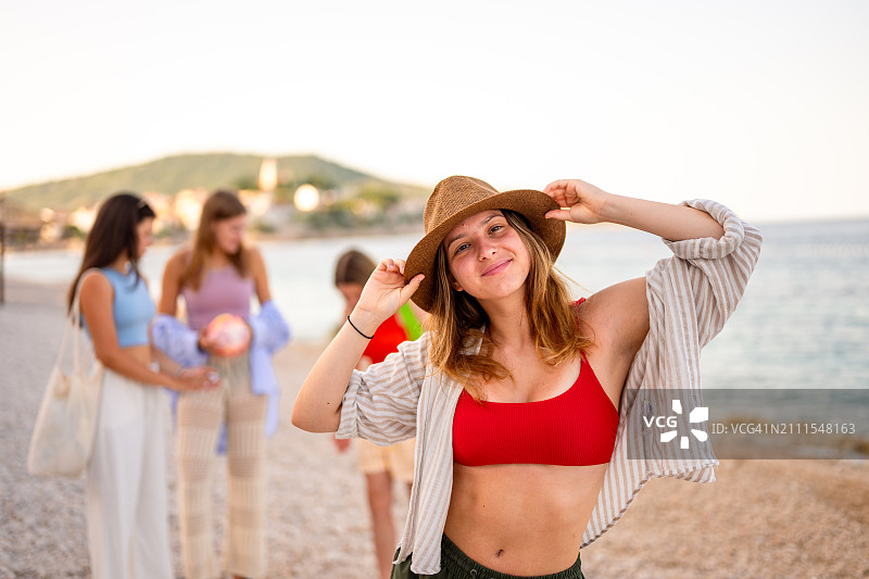 与朋友在海滩上的女孩肖像图片素材