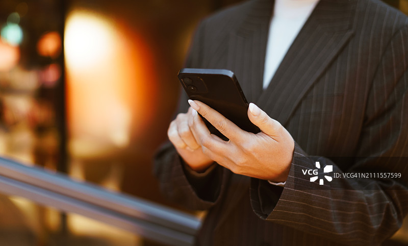 女商人走路时查看智能手机图片素材