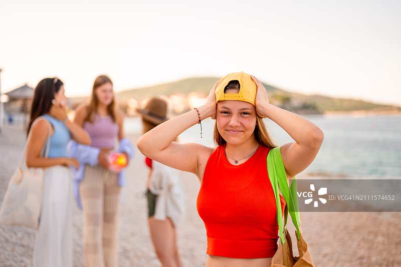 在海滩上与朋友在一起的少女肖像图片素材