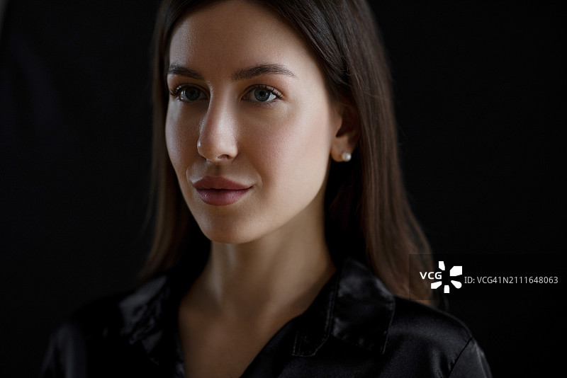 年轻女人的暗黑肖像图片素材