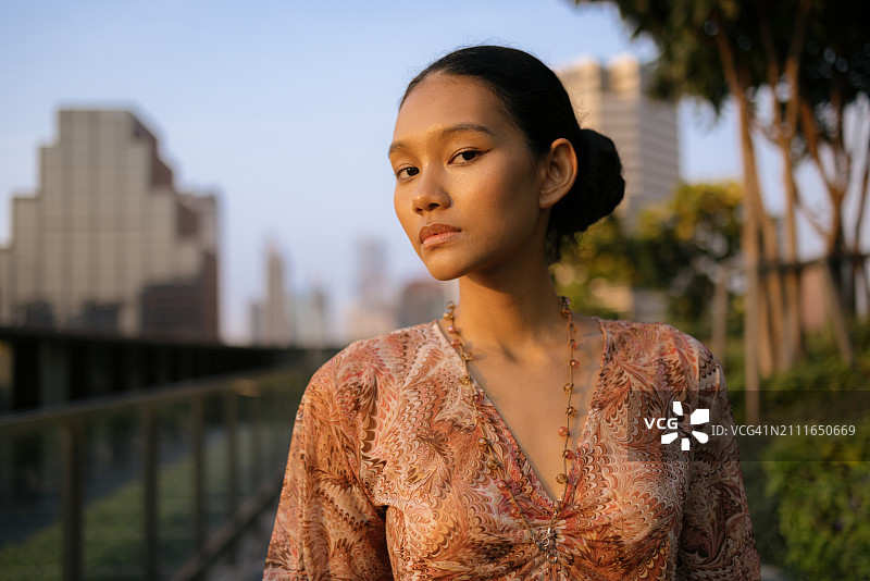 美丽的亚洲女性的自然风光肖像图片素材