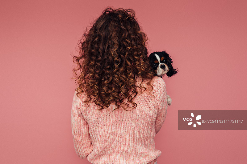 年轻女孩怀抱小狗微笑写真图片素材