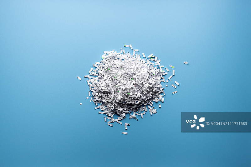 蓝色背景上的一堆碎纸图片素材