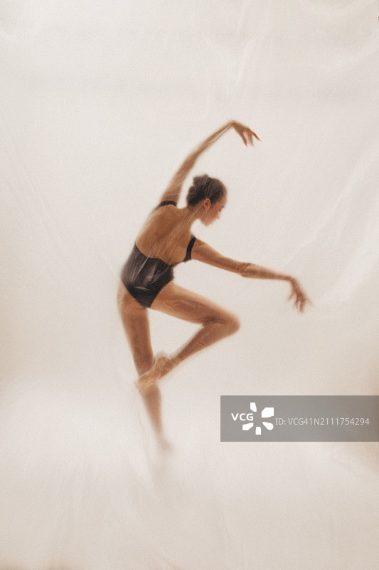 舞台上美丽的芭蕾舞女演员图片素材