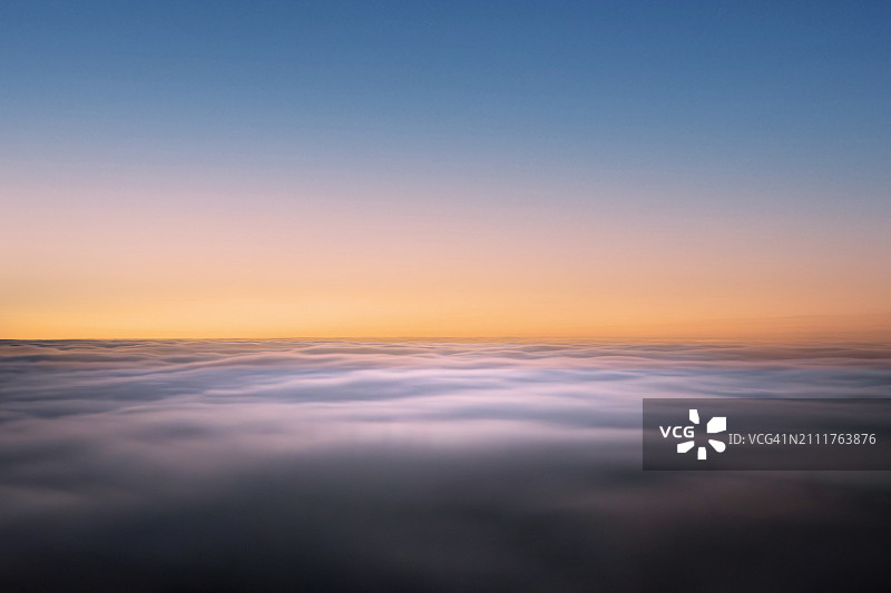 飞机舷窗视角下的云层图片素材