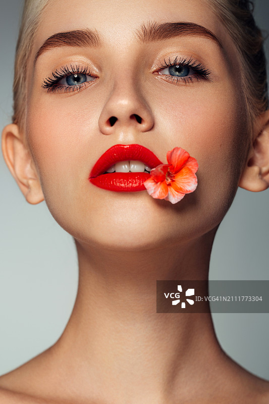 化妆和时尚发型的美丽女人图片素材