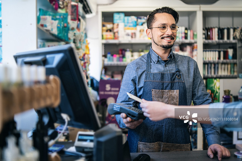 顾客在超市用信用卡付款图片素材
