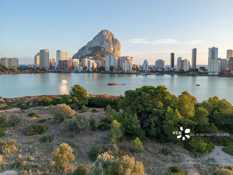 背景是山脉的城市景观图片素材