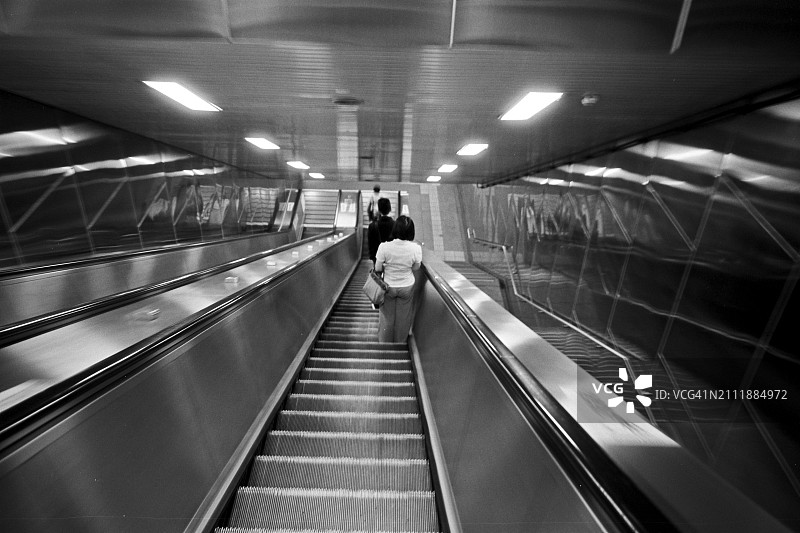 乘坐自动扶梯的人们图片素材