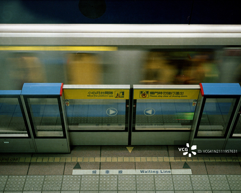 台北地铁候车队伍图片素材