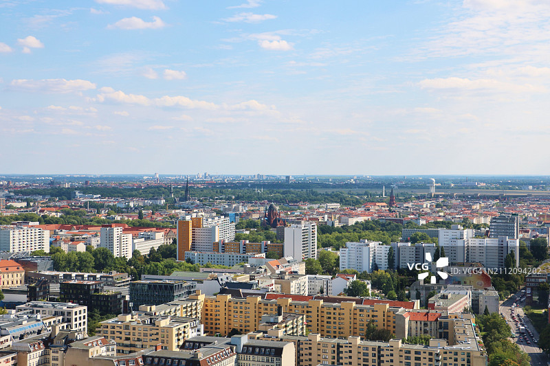 城市建筑对着天空的高角度视角图片素材