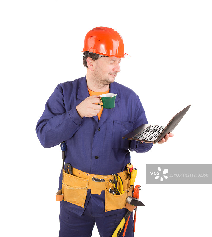 使用笔记本电脑的年轻工程师图片素材