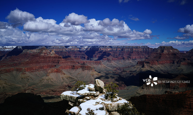美国亚利桑那州多云天空下的风景航拍图片素材
