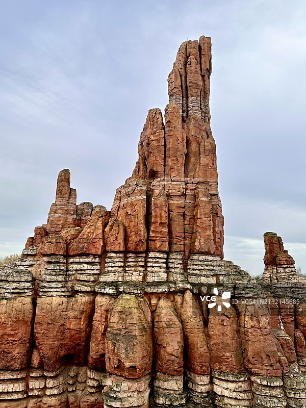 岩层对着天空的低角度视图图片素材