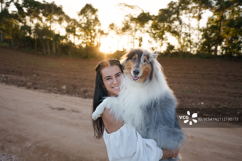 女人和狗的肖像图片素材