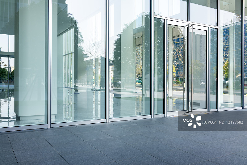 拥有落地玻璃幕墙的现代摩天大楼图片素材
