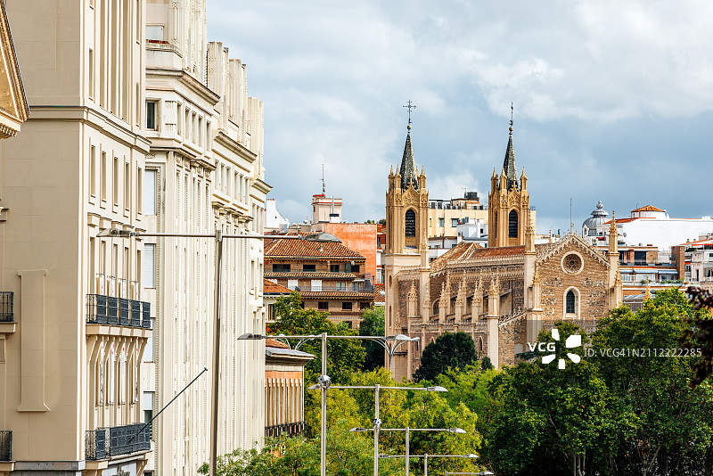 西班牙马德里圣热罗尼莫皇家教堂和城市天际线图片素材