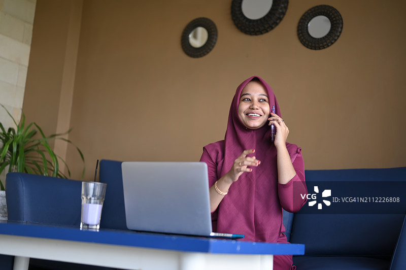 打电话时大笑的女人图片素材