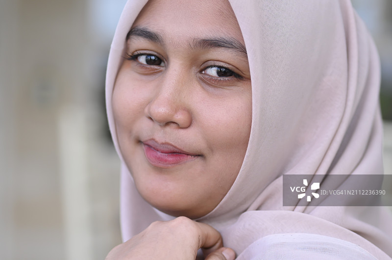 戴头巾女人的特写图片素材