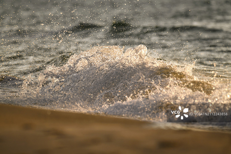 以色列阿什杜德海滩：海浪拍岸特写图片素材