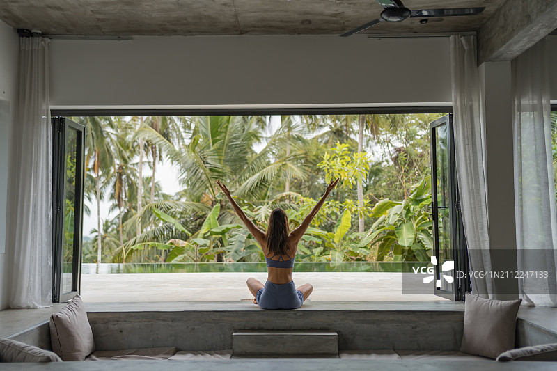 年轻女人在户外客厅放松身心。图片素材