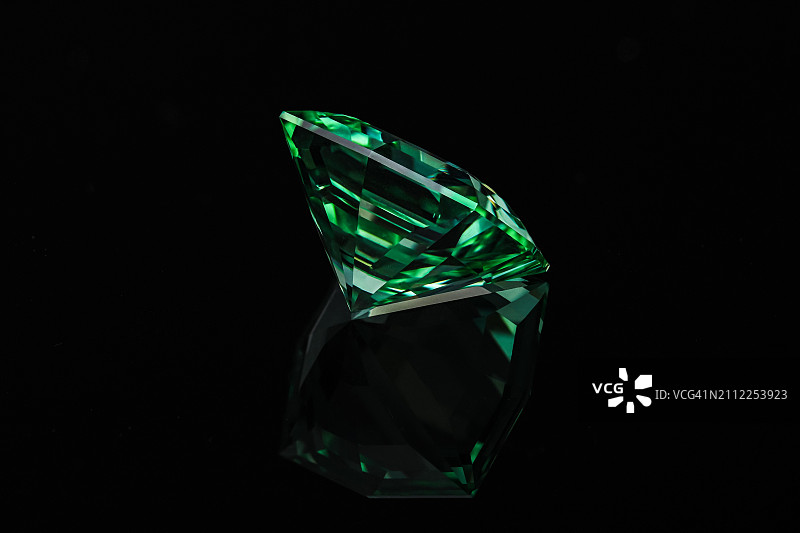 黑色背景下的宝石特写图片素材