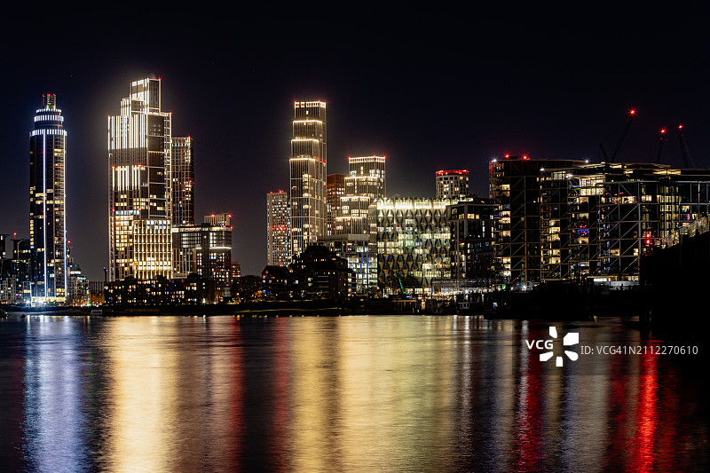 夜间灯火通明的建筑景观图片素材