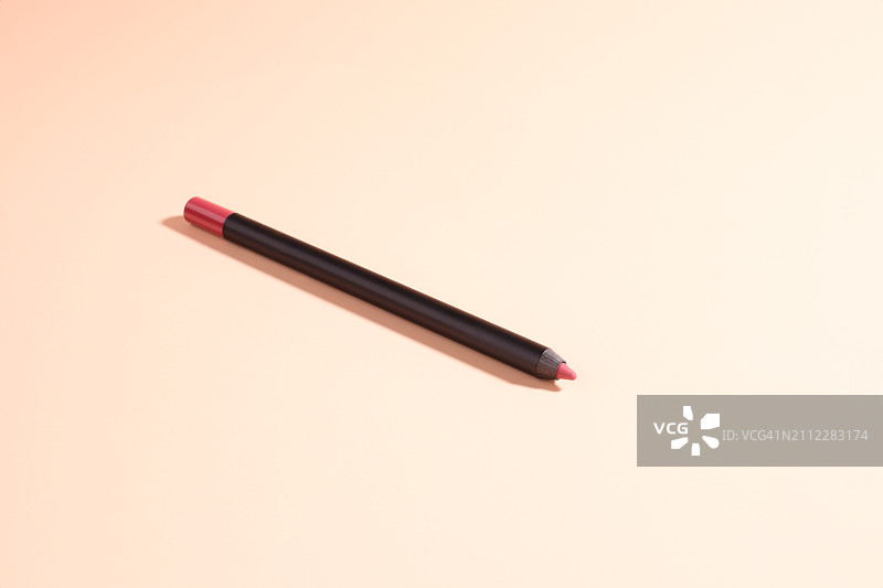 粉色背景上的铅笔特写图片素材