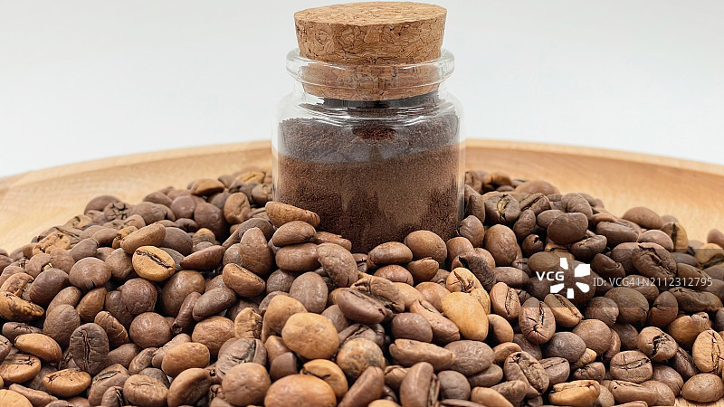 碗中烤制咖啡豆特写图片素材