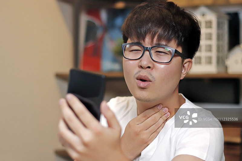 亚洲男子用智能手机与医生进行视频通话图片素材