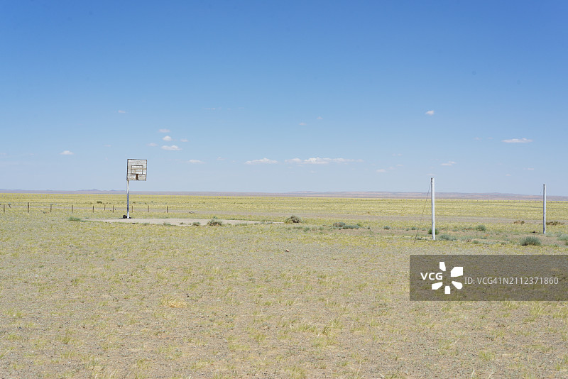 蓝天衬托下的田野美景图片素材