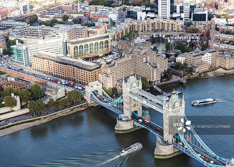泰晤士河畔伦敦塔桥航拍图片素材