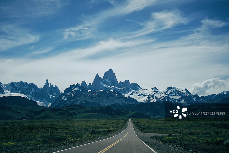 空旷的道路通向群山，背对天空图片素材