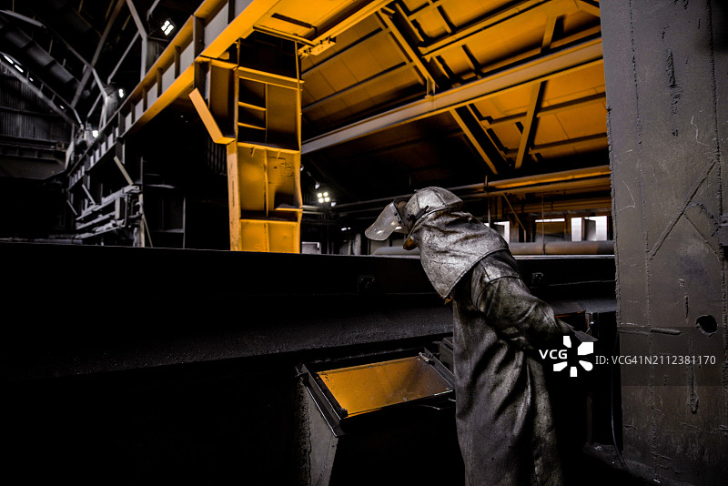钢铁厂的工人图片素材