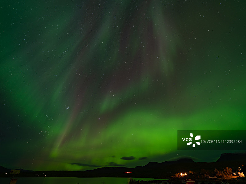 夜晚灯火通明的山脉景色图片素材