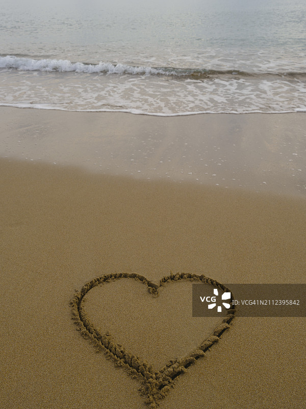 沙滩上的心形图案特写图片素材